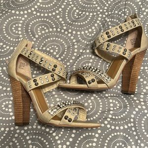 Not Rated EUC Stud High Sandal with Wood-look 4.5” heel, size 9, cream w/silver